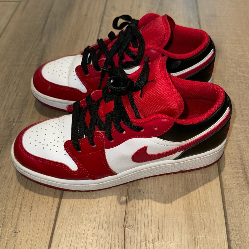 Nike air Jordan 1 low size 5 youth